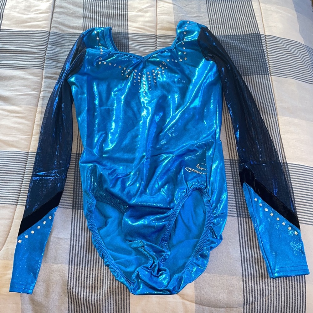 BEAUTIFUL BLUE SEQUENCE COMPETITION LEOTARD! Perfect condition.Size:Adult small